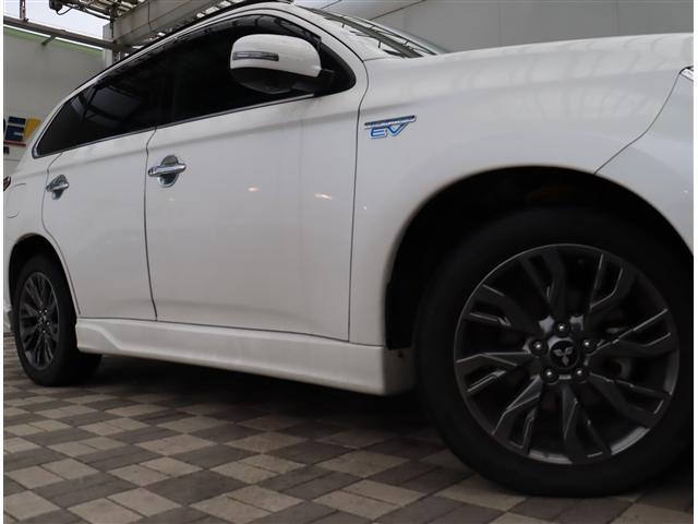 アウトランダーＰＨＥＶ Ｓエディション　サンルーフ　純正ＳＤナビフルセグＤＶＤ再生全方位カメラＢｌｕｅｔｏｏｔｈ接続　レーダークルーズ　　ハーフレザーシートヒーター　ＬＥＤライト　フォグライト　スマートキー　純正１８インチアルミ（14枚目）