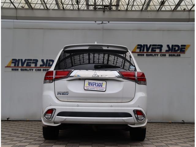 アウトランダーＰＨＥＶ Ｓエディション　サンルーフ　純正ＳＤナビフルセグＤＶＤ再生全方位カメラＢｌｕｅｔｏｏｔｈ接続　レーダークルーズ　　ハーフレザーシートヒーター　ＬＥＤライト　フォグライト　スマートキー　純正１８インチアルミ（17枚目）