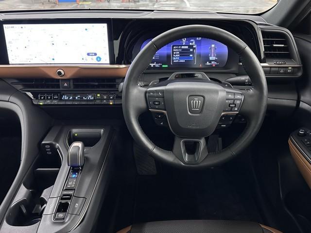 クラウンクロスオーバー ＲＳアドバンスド　衝突被害軽減ブレーキ　４ＷＤ　パワーバックドア　ドライブレコーダ　本革エアシート　ＥＴＣ２．０　Ｂｌｕｅｔｏｏｔｈオーディオ　ミュージックプレイヤー接続可　サンル－フ　全周囲カメラ　ＡＣ１００Ｖ（8枚目）