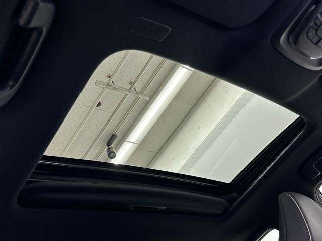 クラウンクロスオーバー ＲＳアドバンスド　衝突被害軽減ブレーキ　４ＷＤ　パワーバックドア　ドライブレコーダ　本革エアシート　ＥＴＣ２．０　Ｂｌｕｅｔｏｏｔｈオーディオ　ミュージックプレイヤー接続可　サンル－フ　全周囲カメラ　ＡＣ１００Ｖ（17枚目）