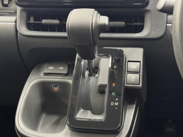 シエンタ Ｇ　衝突被害軽減ブレーキ　モデリスタエアロ　全周囲カメラ　ＢＬＵＥＴＯＯＴＨ　ミュージックプレイヤー接続可　ウォークスルー　メモリーナビ　ＥＴＣ２．０　ＡＢＳ　スマートキー　両側パワースライドドア　ＬＥＤ（15枚目）