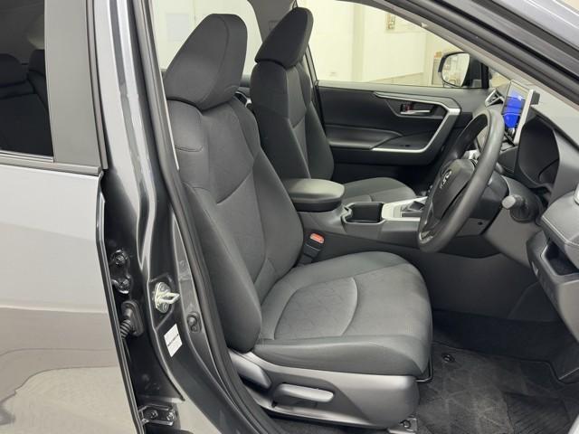 ＲＡＶ４ Ｘ　衝突被害軽減ブレーキ　イモビライザー　点検記録簿　ＬＥＤヘッドライト　ＥＳＣ　インテリキー　地デジ　パワーウィンドウ　クルコン　パワステ　カーテンエアバッグ　ＥＴＣ車載器　アルミホイール　ＡＢＳ　ＴＶ（18枚目）