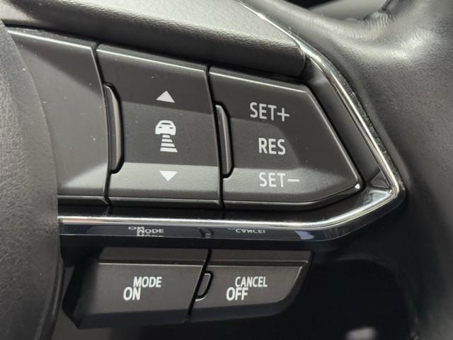 高速道路で便利なクルーズコントロール機能が付いていますよ。　速度を設定するとアクセルを踏まなくても一定の速度で走ることができるので足を休ませる事ができますね。