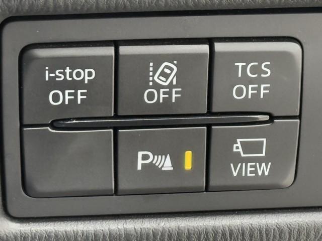 クリアランスソナーが付いています。　車にはどうしても死角ができるもの。　でも、センサーで障害物を感知して音などで知らせてくれるので、暗い道や狭い道でも安心して運転できますよ。