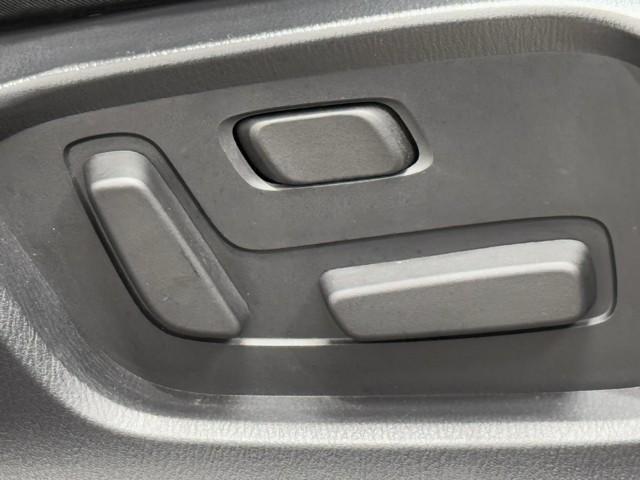 スイッチ一つでシート調整可能な電動パワーシートです。　細かい調整ができるので、何時でも思い通りのポジションが取れますね。