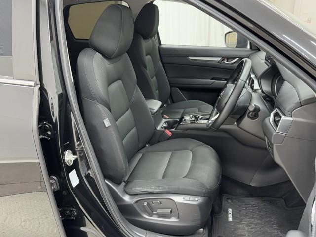 シンプルながら座り心地の良いシートです。　ホールド感も良いので長いドライビングでも疲れにくいんです。