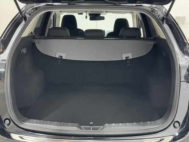 とても広々、大きな開口部の荷室スペースですね。　開口部広々だから、大きな荷物も楽々収納出来ちゃいますね。　荷物スペースは広いほうがいいですよね。