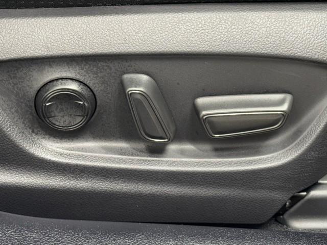 プリウス Ａ　衝突軽減ブレーキシステム　Ｂモニタ　記録簿有　ＬＥＤヘッド　クルーズコントロール　セキュリティー　スマートキー　パワーステアリング　Ｐシート　Ｉストップ　ドライブレコーダー　ＥＴＣ　アルミホイル（21枚目）