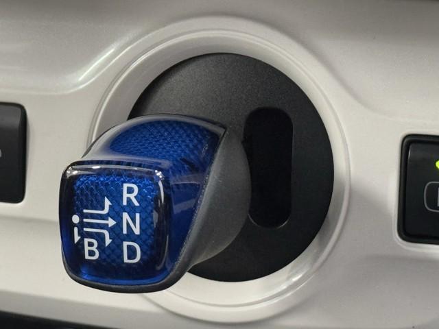 プリウス Sセーフティプラス 衝突回避システム Bモニター ドラレコ付き 定期点検記録簿 LEDライト クルコン ETC装備 スマートKEY ナビTV イモビライザー 横滑り防止機能 PW カーテンエアバッグ キーレスエントリー(17枚目)