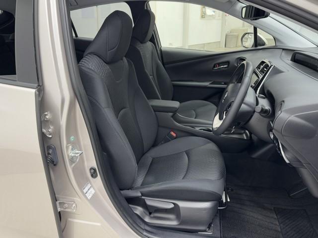 プリウス Sセーフティプラス 衝突回避システム Bモニター ドラレコ付き 定期点検記録簿 LEDライト クルコン ETC装備 スマートKEY ナビTV イモビライザー 横滑り防止機能 PW カーテンエアバッグ キーレスエントリー(19枚目)