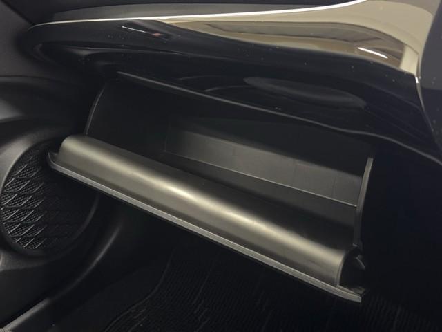 プリウス Ｓ　１００Ｖ　取説記録簿　アイスト　ＥＳＣ　スマートキ－　地デジ　メモリーナビゲーション　ＬＥＤヘッドライト　ＥＴＣ車載器　フルオートエアコン　クルーズコントロール　エアバッグ　イモビ　パワーウインドウ（13枚目）