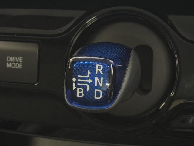 プリウス Ｓ　１００Ｖ　取説記録簿　アイスト　ＥＳＣ　スマートキ－　地デジ　メモリーナビゲーション　ＬＥＤヘッドライト　ＥＴＣ車載器　フルオートエアコン　クルーズコントロール　エアバッグ　イモビ　パワーウインドウ（16枚目）