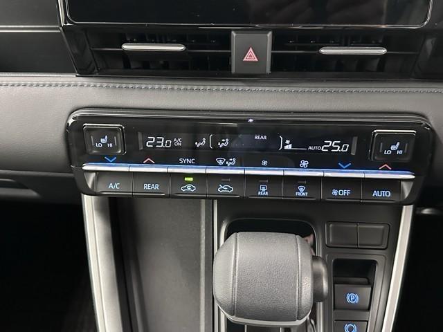 ヴォクシー ハイブリッドＳ－Ｚ　衝突被害軽減ブレーキ　両側パワースライドドア　レンタＵＰ　ＥＴＣ　アクティブクルーズコントロール　メモリーナビ　バックモニター　Ｂｌｕｅｔｏｏｔｈオーディオ　ミュージックプレイヤー接続可　３列シート（11枚目）