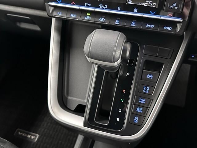 ヴォクシー ハイブリッドＳ－Ｚ　衝突被害軽減ブレーキ　両側パワースライドドア　レンタＵＰ　ＥＴＣ　アクティブクルーズコントロール　メモリーナビ　バックモニター　Ｂｌｕｅｔｏｏｔｈオーディオ　ミュージックプレイヤー接続可　３列シート（12枚目）