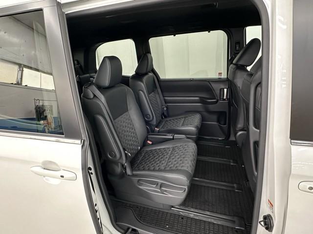 ヴォクシー ハイブリッドＳ－Ｚ　衝突被害軽減ブレーキ　両側パワースライドドア　レンタＵＰ　ＥＴＣ　アクティブクルーズコントロール　メモリーナビ　バックモニター　Ｂｌｕｅｔｏｏｔｈオーディオ　ミュージックプレイヤー接続可　３列シート（19枚目）