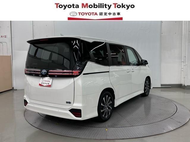 ヴォクシー ハイブリッドＳ－Ｚ　パワーウィンドウ　ＤＶＤ再生機能　インテリキー　横滑防止装置　地デジＴＶ　アクティブクルーズコントロール　フルオートエアコン　リアカメラ　エアバッグ　ＡＢＳ　１００Ｖ充電　ナビＴＶ　ＷＡＣ　キーレス（6枚目）