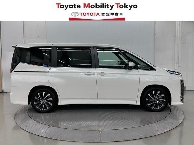 ヴォクシー ハイブリッドＳ－Ｚ　パワーウィンドウ　ＤＶＤ再生機能　インテリキー　横滑防止装置　地デジＴＶ　アクティブクルーズコントロール　フルオートエアコン　リアカメラ　エアバッグ　ＡＢＳ　１００Ｖ充電　ナビＴＶ　ＷＡＣ　キーレス（7枚目）