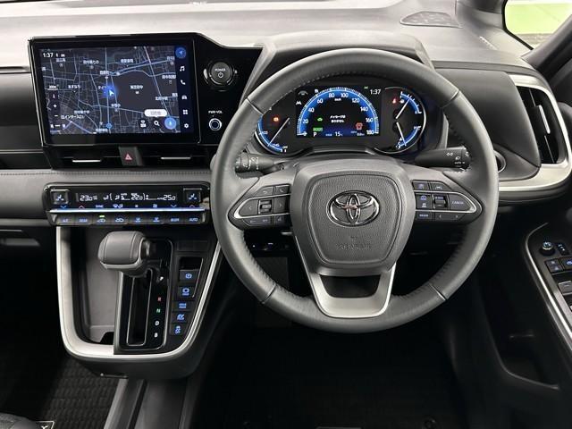 ヴォクシー ハイブリッドＳ－Ｚ　パワーウィンドウ　ＤＶＤ再生機能　インテリキー　横滑防止装置　地デジＴＶ　アクティブクルーズコントロール　フルオートエアコン　リアカメラ　エアバッグ　ＡＢＳ　１００Ｖ充電　ナビＴＶ　ＷＡＣ　キーレス（8枚目）