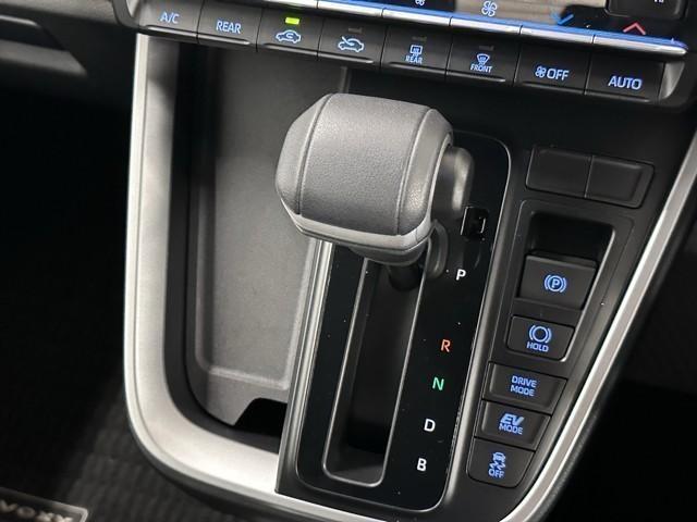 ヴォクシー ハイブリッドＳ－Ｚ　パワーウィンドウ　ＤＶＤ再生機能　インテリキー　横滑防止装置　地デジＴＶ　アクティブクルーズコントロール　フルオートエアコン　リアカメラ　エアバッグ　ＡＢＳ　１００Ｖ充電　ナビＴＶ　ＷＡＣ　キーレス（14枚目）