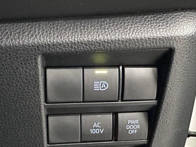 ヴォクシー ハイブリッドＳ－Ｚ　パワーウィンドウ　ＤＶＤ再生機能　インテリキー　横滑防止装置　地デジＴＶ　アクティブクルーズコントロール　フルオートエアコン　リアカメラ　エアバッグ　ＡＢＳ　１００Ｖ充電　ナビＴＶ　ＷＡＣ　キーレス（17枚目）