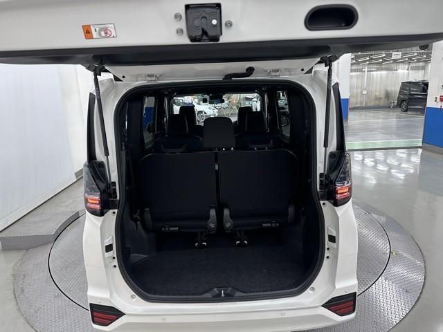 ヴォクシー ハイブリッドＳ－Ｚ　パワーウィンドウ　ＤＶＤ再生機能　インテリキー　横滑防止装置　地デジＴＶ　アクティブクルーズコントロール　フルオートエアコン　リアカメラ　エアバッグ　ＡＢＳ　１００Ｖ充電　ナビＴＶ　ＷＡＣ　キーレス（22枚目）