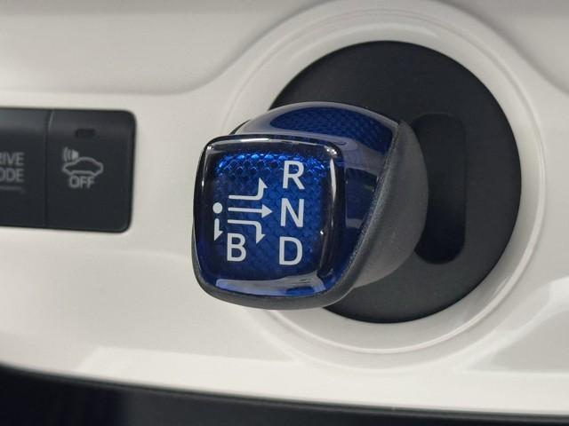 プリウス Ａプレミアム　ツーリングセレクション　衝突被害軽減ブレーキ　本革シート　車検整備付　ＥＴＣ２．０　ドライブレコーダー　シートヒータ　ミュージックプレイヤー接続可　ＤＶＤ　アクティブクルーズコントロール　レーンアシスト　ＬＥＤライト　ＡＢＳ（15枚目）