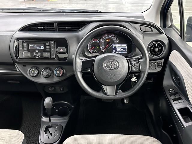 ヴィッツ Ｆ　衝突被害軽減ブレーキ　車検整備付　電格ドアミラー　セキュリティ　衝突被害軽減装置　アイドリングストップ車　パワーウィンドウ　ＵＳＢ　エアコン　横滑り防止装置　キーレスキー　ワンオーナー　ＡＢＳ（7枚目）