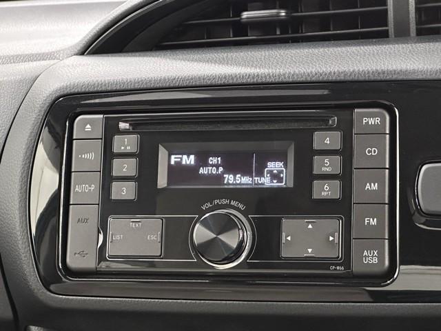 ヴィッツ Ｆ　衝突被害軽減ブレーキ　車検整備付　電格ドアミラー　セキュリティ　衝突被害軽減装置　アイドリングストップ車　パワーウィンドウ　ＵＳＢ　エアコン　横滑り防止装置　キーレスキー　ワンオーナー　ＡＢＳ（8枚目）