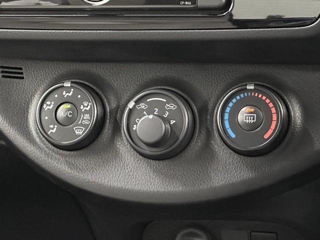 ヴィッツ Ｆ　衝突被害軽減ブレーキ　車検整備付　電格ドアミラー　セキュリティ　衝突被害軽減装置　アイドリングストップ車　パワーウィンドウ　ＵＳＢ　エアコン　横滑り防止装置　キーレスキー　ワンオーナー　ＡＢＳ（9枚目）