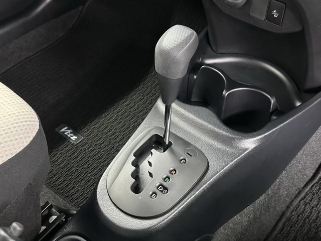 ヴィッツ Ｆ　衝突被害軽減ブレーキ　車検整備付　電格ドアミラー　セキュリティ　衝突被害軽減装置　アイドリングストップ車　パワーウィンドウ　ＵＳＢ　エアコン　横滑り防止装置　キーレスキー　ワンオーナー　ＡＢＳ（10枚目）