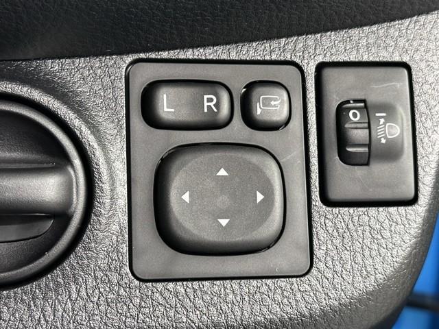 ヴィッツ Ｆ　衝突被害軽減ブレーキ　車検整備付　電格ドアミラー　セキュリティ　衝突被害軽減装置　アイドリングストップ車　パワーウィンドウ　ＵＳＢ　エアコン　横滑り防止装置　キーレスキー　ワンオーナー　ＡＢＳ（12枚目）