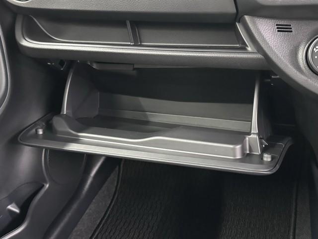 ヴィッツ Ｆ　衝突被害軽減ブレーキ　車検整備付　電格ドアミラー　セキュリティ　衝突被害軽減装置　アイドリングストップ車　パワーウィンドウ　ＵＳＢ　エアコン　横滑り防止装置　キーレスキー　ワンオーナー　ＡＢＳ（16枚目）