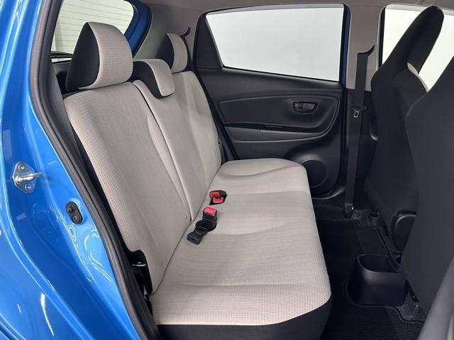 ヴィッツ Ｆ　衝突被害軽減ブレーキ　車検整備付　電格ドアミラー　セキュリティ　衝突被害軽減装置　アイドリングストップ車　パワーウィンドウ　ＵＳＢ　エアコン　横滑り防止装置　キーレスキー　ワンオーナー　ＡＢＳ（18枚目）