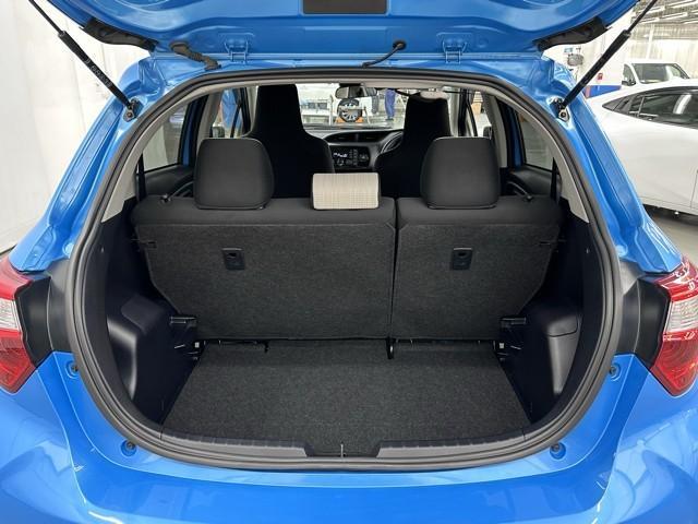 ヴィッツ Ｆ　衝突被害軽減ブレーキ　車検整備付　電格ドアミラー　セキュリティ　衝突被害軽減装置　アイドリングストップ車　パワーウィンドウ　ＵＳＢ　エアコン　横滑り防止装置　キーレスキー　ワンオーナー　ＡＢＳ（19枚目）