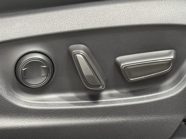 クラウンクロスオーバー Ｇアドバンスド・レザーパッケージ　衝突被害軽減ブレーキ　車検整備付　本革エアシート　全周囲カメラ　本革エアシート　４ＷＤ　ＥＴＣ２．０　Ｂｌｕｅｔｏｏｔｈ　ＡＣ１００　パワーバックドア　ドライブレコーダー　ＬＥＤヘッドライト　ＡＢＳ（16枚目）