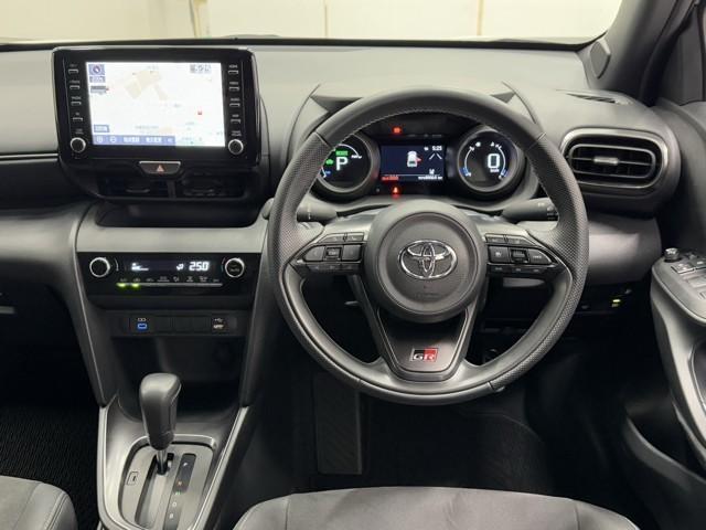 ヤリスクロス ハイブリッド　ＧＲスポーツ　衝突被害軽減ブレーキ　寒冷地仕様　ＴＲＤマフラー　ＧＲフロントバンパーガーニッシュ　オートクルーズコントロール　Ｂｌｕｅｔｏｏｔｈオーディオ　ミュージックプレイヤー接続可　メモリーナビ　バックモニター（7枚目）