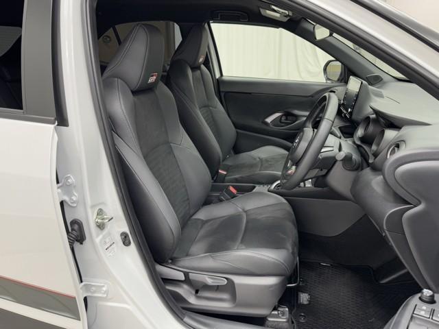 ヤリスクロス ハイブリッド　ＧＲスポーツ　衝突被害軽減ブレーキ　寒冷地仕様　ＴＲＤマフラー　ＧＲフロントバンパーガーニッシュ　オートクルーズコントロール　Ｂｌｕｅｔｏｏｔｈオーディオ　ミュージックプレイヤー接続可　メモリーナビ　バックモニター（17枚目）