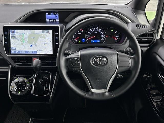 ヴォクシー ＺＳ　煌ＩＩＩ　プリクラッシュ　スマートキ　アイスト　ＤＶＤ再生機能　記録簿付き　横滑り防止装置　ナビＴＶ　アルミ　三列シート　ＷＡＣ　盗難防止　オートエアコン　キーレス　ＥＴＣ装備　パワステ　メモリナビ　クルコン（7枚目）