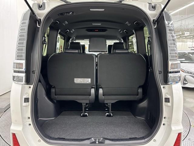 ヴォクシー ＺＳ　煌ＩＩＩ　プリクラッシュ　スマートキ　アイスト　ＤＶＤ再生機能　記録簿付き　横滑り防止装置　ナビＴＶ　アルミ　三列シート　ＷＡＣ　盗難防止　オートエアコン　キーレス　ＥＴＣ装備　パワステ　メモリナビ　クルコン（21枚目）