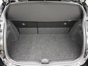とても広々、大きな開口部の荷室スペースですね。　開口部広々だから、大きな荷物も楽々収納出来ちゃいますね。　荷物スペースは広いほうがいいですよね。