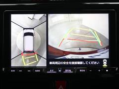 パノラミックビューモニターシステムが付いているので車の上から見た映像が確認できますよ。　一目で車両周辺の情報を確認できますが、直接安全をご確認下さい。 6