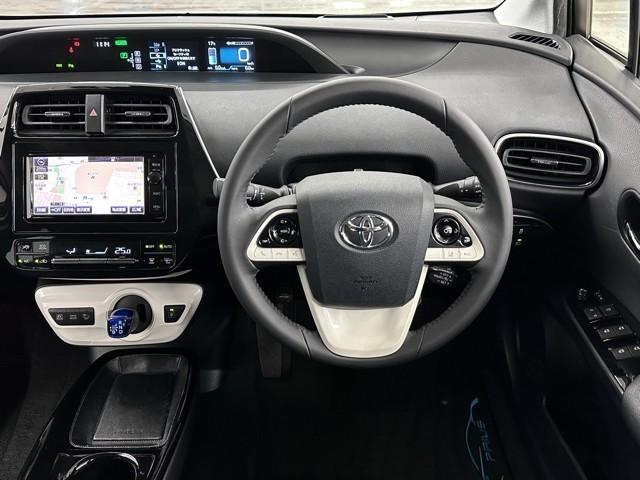 プリウス Ａ　ムーンルーフ　衝突軽減ブレーキシステム　Ｂモニタ　記録簿有　ＬＥＤヘッド　クルーズコントロール　セキュリティー　スマートキー　パワーステアリング　Ｉストップ　ドライブレコーダー　ＥＴＣ　１オーナー（4枚目）