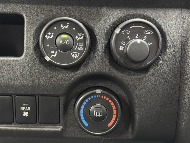 ハイエースバン DX GLパッケージ リアエアコン メモリナビ ナビ&TV ワンセグTV 1オーナー車 バックモニター 横滑り防止装置 キーレスエントリー エアコン ETC車載器 記録簿 パワステ フロントパワーウインドウ エアバック(11枚目)