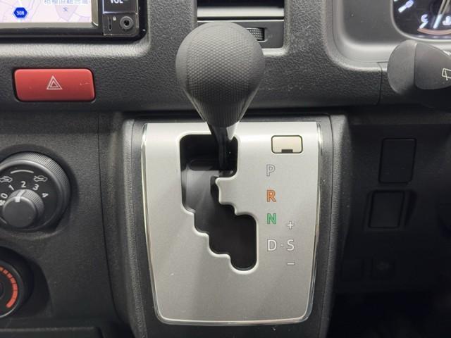 ハイエースバン DX GLパッケージ リアエアコン メモリナビ ナビ&TV ワンセグTV 1オーナー車 バックモニター 横滑り防止装置 キーレスエントリー エアコン ETC車載器 記録簿 パワステ フロントパワーウインドウ エアバック(13枚目)