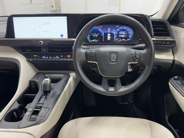 クラウンクロスオーバー Ｇレザーパッケージ　クルーズコントロール　パワーシート　バックモニター　記録簿　ＬＥＤヘッドランプ　レザーシート　ドラレコ　ＥＴＣ　１００Ｖ電源　フルセグＴＶ　４ＷＤ　スマートキー　盗難防止装置　キーレス　ＡＢＳ（4枚目）