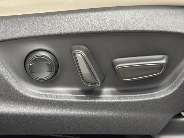 クラウンクロスオーバー Ｇレザーパッケージ　クルーズコントロール　パワーシート　バックモニター　記録簿　ＬＥＤヘッドランプ　レザーシート　ドラレコ　ＥＴＣ　１００Ｖ電源　フルセグＴＶ　４ＷＤ　スマートキー　盗難防止装置　キーレス　ＡＢＳ（14枚目）