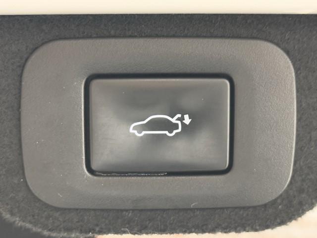 クラウンクロスオーバー Ｇレザーパッケージ　クルーズコントロール　パワーシート　バックモニター　記録簿　ＬＥＤヘッドランプ　レザーシート　ドラレコ　ＥＴＣ　１００Ｖ電源　フルセグＴＶ　４ＷＤ　スマートキー　盗難防止装置　キーレス　ＡＢＳ（18枚目）