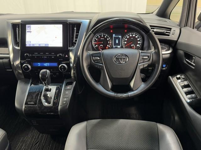 アルファード ２．５Ｓ　タイプゴールド　後席モニター　ナノイー　ＬＥＤランプ　１オーナー車　リアオートエアコン　点検記録簿　エアコン　ＤＶＤプレーヤー　横滑防止装置　ＡＣ１００Ｖ電源　アルミ　パワーウィンドウ　メディアプレイヤー接続　ＡＢＳ（4枚目）