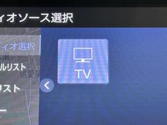 ＴＶが見れるチューナーを装備しています。　新しい車でも付いていないことで、ＴＶが見れない事も多々あるので要チェックです。 7