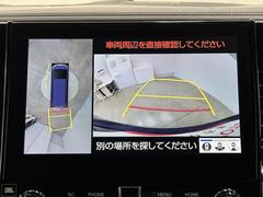 パノラミックビューモニターシステムが付いているので車の上から見た映像が確認できますよ。　一目で車両周辺の情報を確認できますが、直接安全をご確認下さい。 6